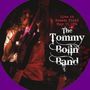 Text: "Live At Ebbets Field May 13, 1976. The Tommy Bolin Band." Musiker mit Gitarre in kraftvoller Performance.
