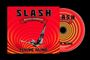 „SLASH“, „MYLES KENNEDY & THE CONSPIRATORS“, „FLYING BLIND“. Taucher auf rot-gelbem Hintergrund. CD und Hülle mit Spiralmuster.