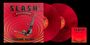 "SLASH featuring Myles Kennedy. FLYING BLIND" in großen, schwarzen Lettern. Rote Schallplatten mit Spiralmuster.