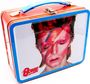 Text: "Bowie". Bunte Lunchbox mit einem auffälligen, bemalten Gesicht in rot und blau.