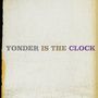 Text: "YONDER IS THE CLOCK". Hintergrund mit Vintage-Papierstruktur.