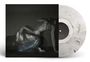 Eine Schallplatte mit marmoriertem, hellgrau-dunklem Muster. Das Cover zeigt eine künstlerische Darstellung eines menschlichen Körpers.