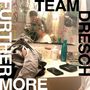 TEAM DRESCH, FURTHERMORE. Kleidung liegt auf einem Tisch vor einem Spiegel mit bunten Kritzeleien.