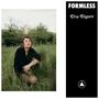 "FORMLESS" und "Ora Cogan" stehen auf einem schwarzen Hintergrund. Eine Person sitzt in einem grünen Feld.
