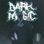 Text: "DARK MAGIC". Eine Person trägt eine Kapuze und dunkle Kleidung, hält einen Helm. Ein geometrisches Muster ist unten rechts.