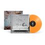 Schwarze Marmor, Leben in kleinen Räumen. Orangefarbene Vinylplatte, Albumcover mit liegender Person und Konfetti.
