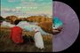 „HOT MULLIGAN, you'll be fine“. Ein Mensch in Rot sitzt neben einem weißen Hund an einem See. Vinyl-Platte in Lila.