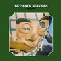 „GETDOWN SERVICES CRISPS“. Eine Statue eines Gesichtes mit schräg lächelndem Ausdruck, das an einem Strohhalm saugt.