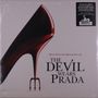 "Music From The Motion Picture THE DEVIL WEARS PRADA" steht neben einem roten High Heel, dessen Absatz eine Teufelsgabel bildet.