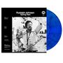 "Rudolph Johnson Spring Rain" steht weiß auf schwarz. Schwarz-Weiß-Foto eines Mannes mit Saxophon. Vinyl in Blau.