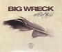 Text: "BIG WRECK albatross". Eine dunkelgraue Feder liegt auf hellem Hintergrund. decoração-logo unten.