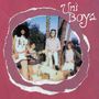 "Uni Boys" steht in weißer Schrift. Vier Personen posieren lässig mit Gitarren in natürlicher Umgebung vor rosa Hintergrund.