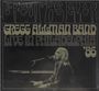 „Great As Ever“, „Gregg Allman Band Live in Philadelphia '86“. Ein Musiker singt und spielt Klavier.