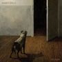 Texte: "MAMA'S BROKE" oben links, "REUNION" unten rechts. Ein Hund schaut in einen dunklen Raum durch eine offene Tür.