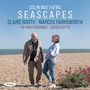 "Colin Matthews SEASCAPES, Claire Booth · Marcus Farnsworth. Zwei Personen am Kiesstrand mit Meer im Hintergrund."