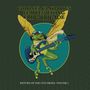Text: "COLONEL CLAYPOOL'S FEARLESS FLYING FROG BRIGADE" und "RETURN OF THE LIVE FROGS: VOLUME 1". Illustration: Fliegender Frosch mit Gitarre.