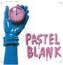 Text: PASTEL BLANK. Eine blaue Hand hält eine rosa Uhr, der Stil ist popartig.
