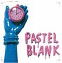 PASTEL BLANK. Blaue Hand hält pinken Stoppuhr. 