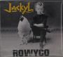 Text: "Jackyl" in gelb und "ROWYCO" in schwarz. Ein Kind auf einem Stuhl neben einem Huhn, das Kind raucht.