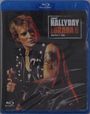 Texte: JOHNNY HALLYDAY, LORADA TOUR, BERCY.95. Mann spielt Gitarre, trägt Lederweste mit Nieten, Tattoo am Arm.