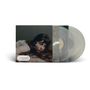 Text: "dodie", "Hot Mess", "Deluxe", "Includes Bonus Tracks".  
Zeigt eine Frau mit langem Haar, die nachdenklich wirkt. Schallplatten sind sichtbar.