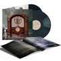 „RUSH: Greatest Hits 1974-1987, The Spirit of Radio“. Ein antikes Radio, zwei Schallplatten und ein Heft.