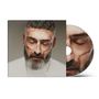 „FRIEDEN“ in goldenen Buchstaben. Ein Mann mit geschlossenen Augen und Narben auf dem Gesicht, daneben eine CD mit demselben Bild.