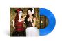 Text: "Side A: Expectations (feat. Chappell Roan)." Zwei Frauen vor goldenem Hintergrund, eine mit rotem Tartan-Outfit. Blaue Schallplatte.