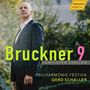 „Bruckner 9 Completed Version, Philharmonie Festiva, Gerd Schaller.“ Ein Mann in Anzug schaut nachdenklich in die Ferne.