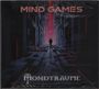 "MIND GAMES", "MONDTRÄUME". Eine einsame Person geht in einer futuristischen, geometrischen Umgebung, rot beleuchtet.
