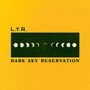 "L.Y.R. DARK SKY RESERVATION" ist zentral platziert. Darunter eine Reihe von Mondphasen auf gelbem Hintergrund.