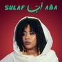 Der Text "SULAF" und arabische Schrift darüber. Eine Frau trägt weißen Schal und goldene Ohrringe vor rotem Hintergrund.