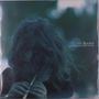 Text: "ALCEST souvenirs d'un autre monde". Ein Kind mit langen Haaren spielt eine Flöte, verschwommener Hintergrund.