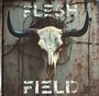 "Flesh Field" und "On Enmity" stehen vor einem Stierschädel, der von Stacheldraht umgeben ist.