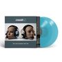 "THE TRUTH DOESN'T MATTER" steht unter zwei Modellköpfen mit Headsets. Zwei türkisfarbene Vinyl-Schallplatten sind sichtbar.