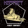 Text „KONTACT“ oben, „FIRST CONTACT“ unten. Illustration einer Sphinx mit Astronautenhelm im Weltraum umgeben von Sternen.