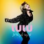 "Lulu" und "Let the girl sing out" in buntem Hintergrund. Frau in schwarzer Jacke mit offenen Armen und freudigem Gesichtsausdruck.