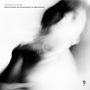"FRANCESCA GUCCIONE" und "PANTA RHEI: AN ONTOLOGY OF BECOMING" oben, unscharfe Person in Bewegung, modernes Logo unten rechts.