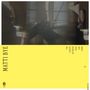 "Matti Bye", "The Length Between Dusk and Dawn in Minutes". Gelbes Design, schemenhaftes Bild eines Musikstudios.