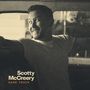 "Scotty McCreery, Same Truck" steht links unten. Ein Mann lächelt, sitzt in einem Fahrzeug, Sepiaton.