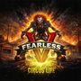 Texte: "FEARLESS", "CIRCUS LIFE". Illustration eines Clowns in zerschlissenem Outfit vor einem brennenden Zirkuszelt.
