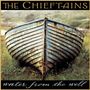 Texte: "The Chieftains", "water from the well". Altes Boot auf Gras, naturbelassene Umgebung.