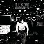 Text: "Pete Yorn, Nightcrawler". Ein Mann sitzt nachdenklich auf einem Sofa in einem kontrastreichen Schwarz-Weiß-Stil.