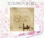 "SCOUTING FOR GIRLS", "GIRLS NIGHT IN". Darunter Silhouette von zwei Personen im Boot. Blumenmuster in Rosa.