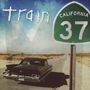 "train", "CALIFORNIA 37" auf einem Straßenschild mit Retro-Auto auf einer Landstraße in Wüstenlandschaft.