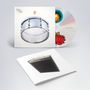 Text: "INTO THE SKY". Ein CD-Cover mit einer Trommel, weißem Hintergrund und einer kleinen Broschüre.