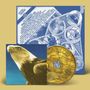 Blauer Hintergrund mit Text "Hotel Usonia". Adlerabbildung und goldene Münze mit "TWENTY DOLLARS" schwarz-gelb.