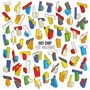 „HOT CHIP THE WARNING“ umgeben von bunten, geometrischen Formen in Rot, Blau, Gelb und Grau.