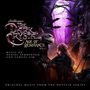 „The Dark Crystal: Age of Resistance Vol. 2“, Musik von Daniel Pemberton und Samuel Sim. Eine Kreatur hält einen rosa Kristall.