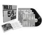 "MILES 56 DAVIS" und "the prestige recordings." Vinylplatten, Buch mit Foto von Trompetenspieler.